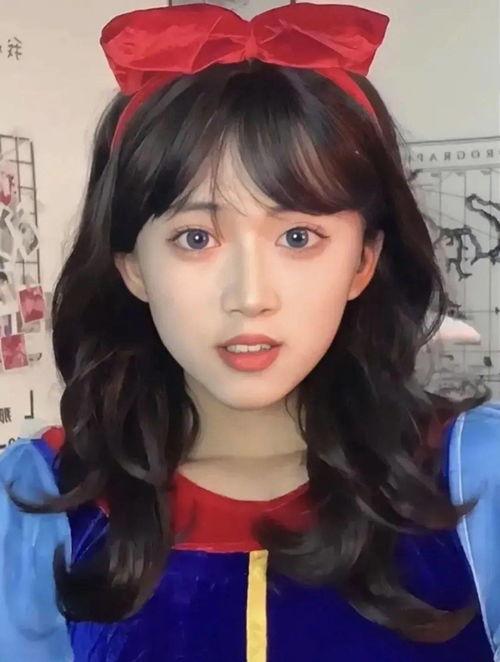 芜湖网红男扮女装吃瓜,性别界限的趣味探索